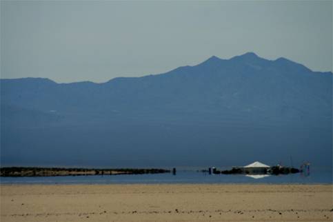 http://upload.wikimedia.org/wikipedia/commons/7/7c/Desertmirage.jpg